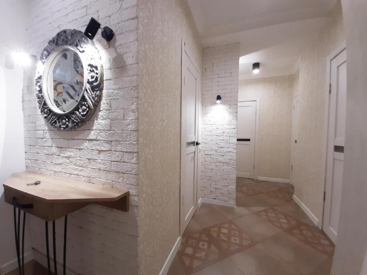 2 Bdr Apartment Near Gorky Park, Center Kharkiv Exterior photo